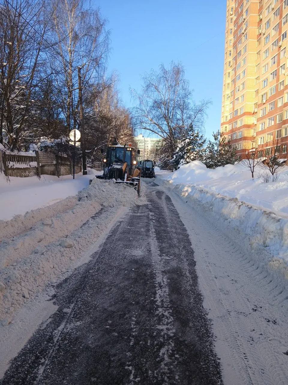 Коммунальщики Химок убирают дороги и улицы города Коммунальщики Химок убирают дороги и улицы города