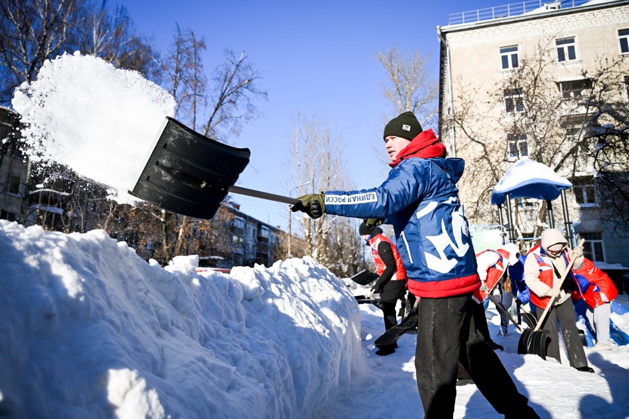 Владимир Волков: Масштабный снежный субботник состоялся сегодня в Люберцах по инициативе партии «Единая Россия» Владимир Волков: Масштабный снежный субботник состоялся сегодня в Люберцах по инициативе партии «Единая Россия»