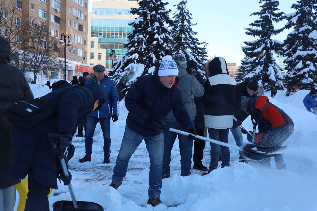 На улице Ворошилова у Детской поликлиники стартовал областной партийный субботник Единой России На улице Ворошилова у Детской поликлиники стартовал областной партийный субботник Единой России