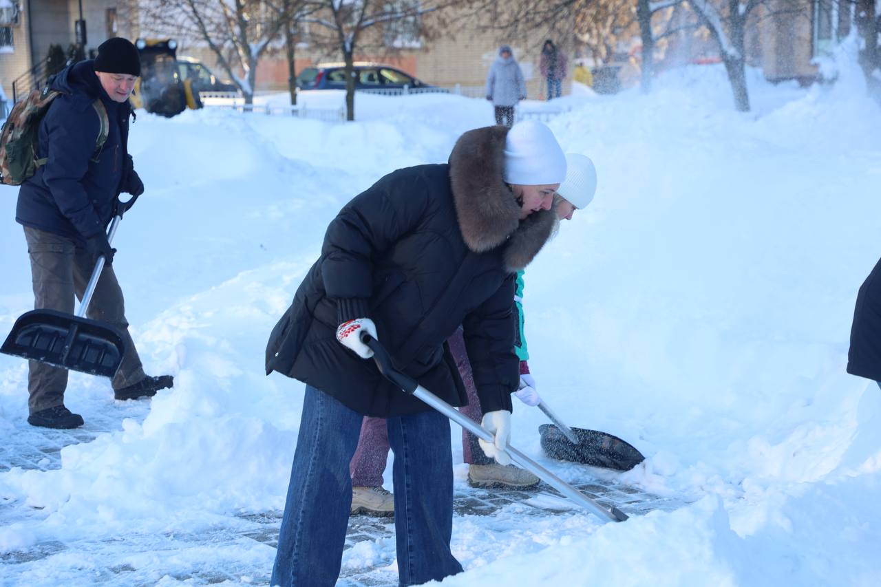 На улице Ворошилова у Детской поликлиники стартовал областной партийный субботник Единой России На улице Ворошилова у Детской поликлиники стартовал областной партийный субботник Единой России