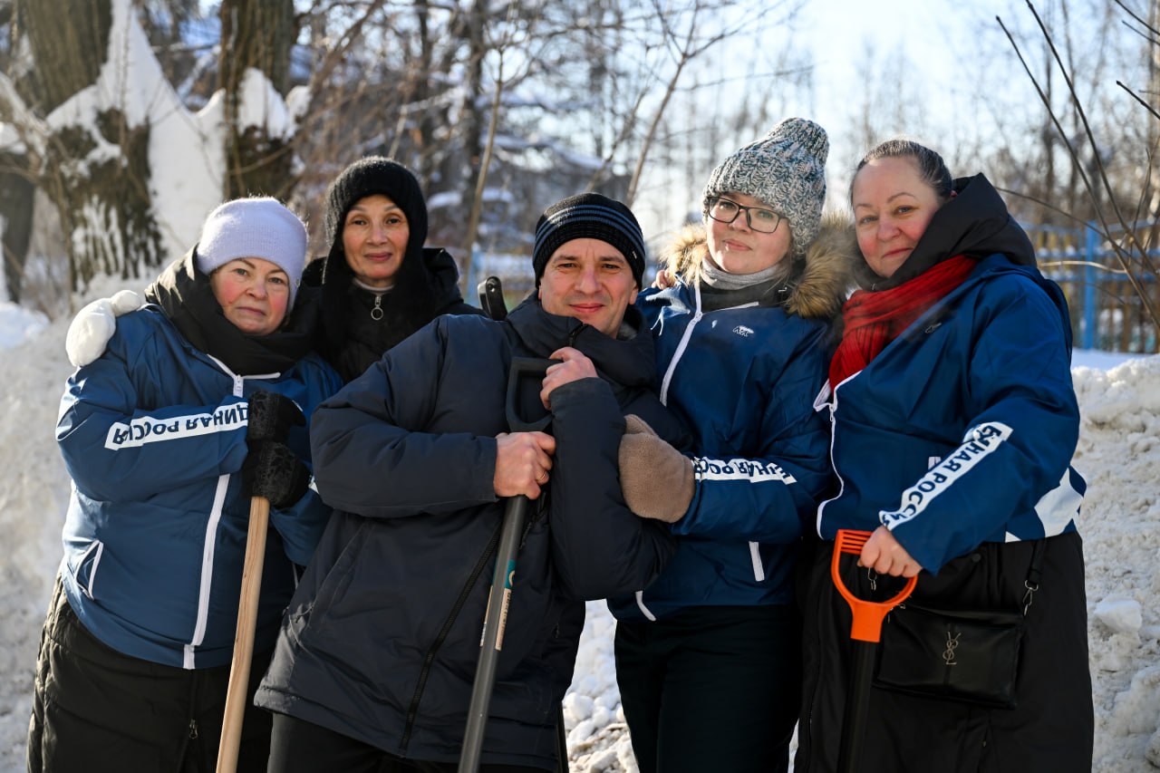 Владимир Волков: Масштабный снежный субботник состоялся сегодня в Люберцах по инициативе партии «Единая Россия» Владимир Волков: Масштабный снежный субботник состоялся сегодня в Люберцах по инициативе партии «Единая Россия»