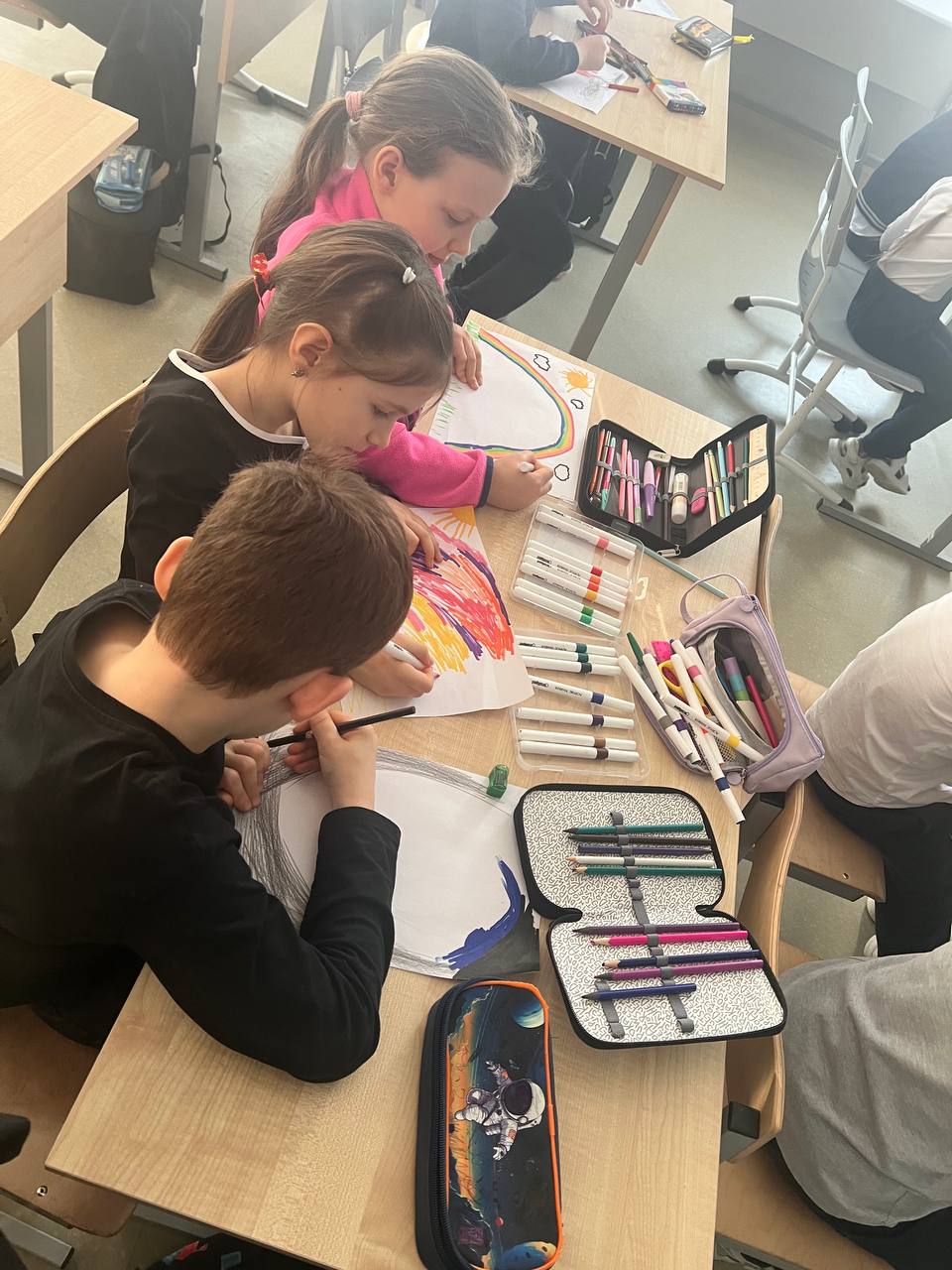 Сегодня наши юные исследователи из 1 "Ж" класса отправились в увлекательное путешествие по миру природных явлений! Мы узнали, почему идет дождь, как сверкает молния и откуда берется радуга Сегодня наши юные исследователи из 1 "Ж" класса отправились в увлекательное путешествие по миру природных явлений! Мы узнали, почему идет дождь, как сверкает молния и откуда берется радуга