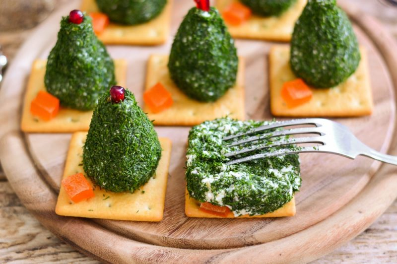 Необычная закуска на новый год: ёлочки из крекеров