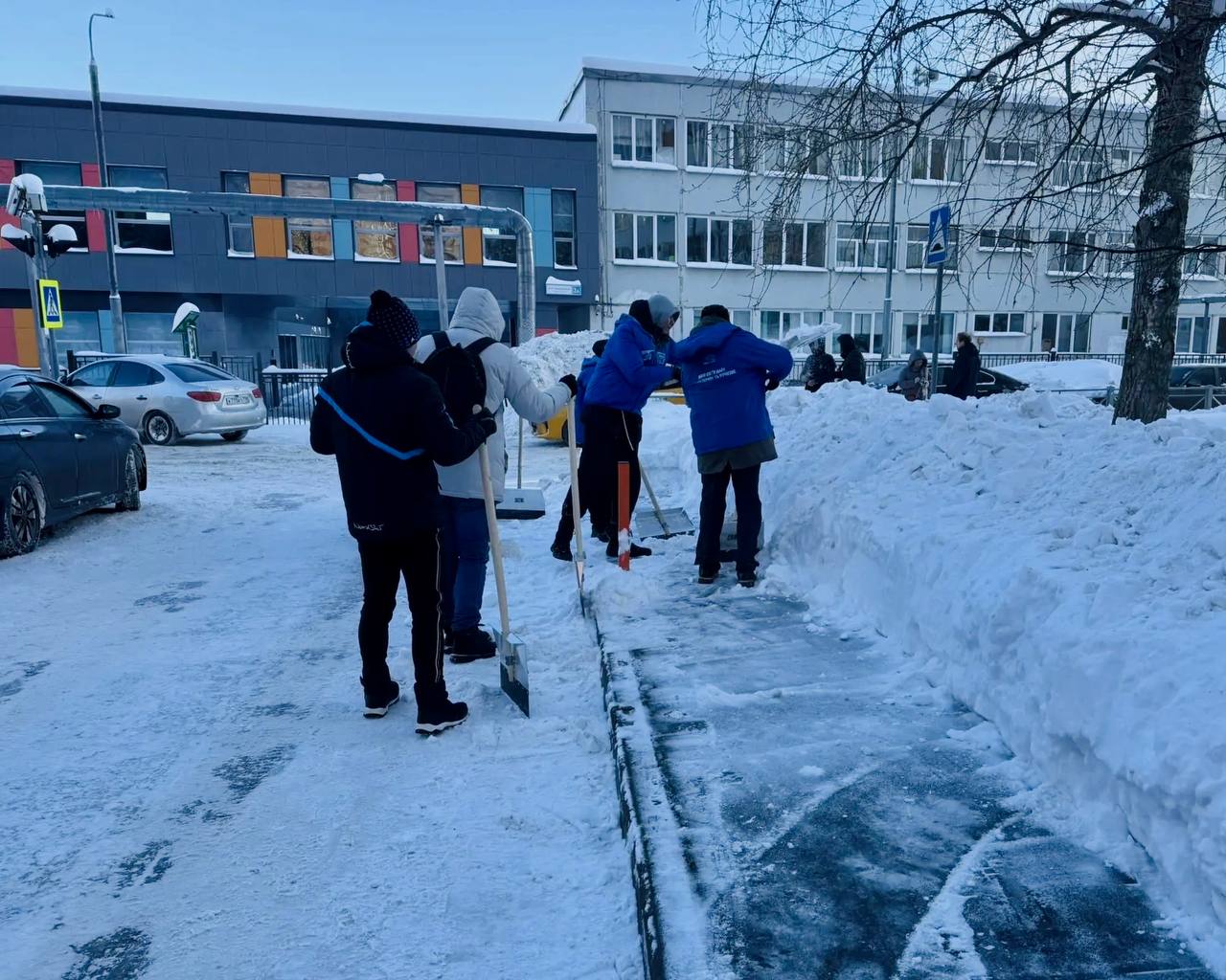 Депутаты и жители города вышли на субботник Депутаты и жители города вышли на субботник