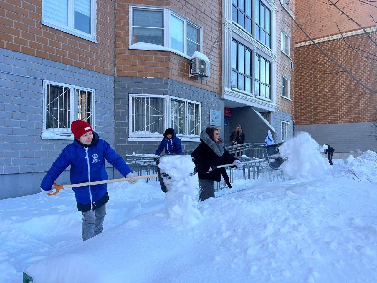 Герой России Иван Клещерев присоединился к масштабному снежному субботнику Единой России в Балашихе Герой России Иван Клещерев присоединился к масштабному снежному субботнику Единой России в Балашихе