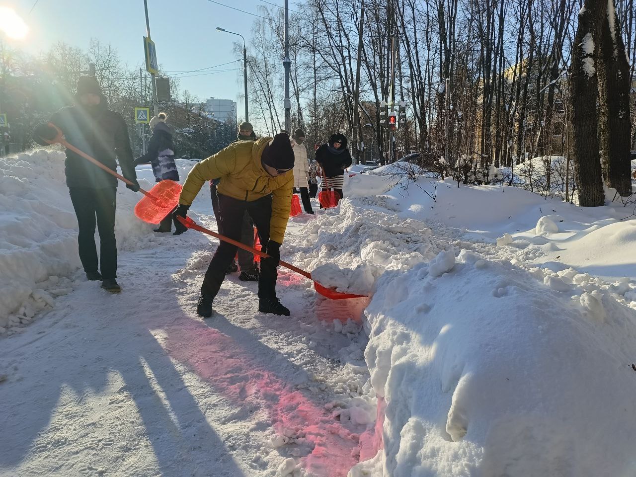 Особое внимание в ходе субботника активисты Единой России уделили социальным объектам Особое внимание в ходе субботника активисты Единой России уделили социальным объектам