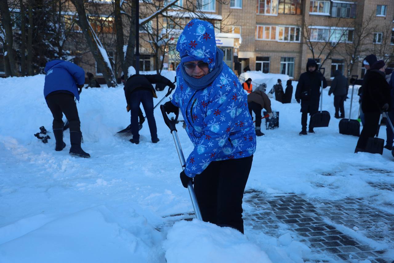 На улице Ворошилова у Детской поликлиники стартовал областной партийный субботник Единой России На улице Ворошилова у Детской поликлиники стартовал областной партийный субботник Единой России