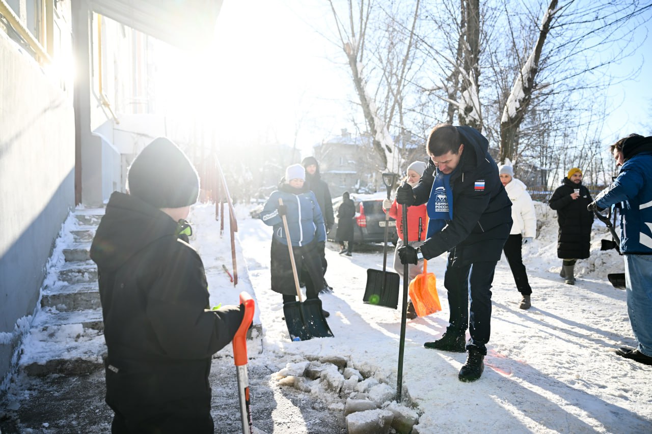 Владимир Волков: Масштабный снежный субботник состоялся сегодня в Люберцах по инициативе партии «Единая Россия» Владимир Волков: Масштабный снежный субботник состоялся сегодня в Люберцах по инициативе партии «Единая Россия»