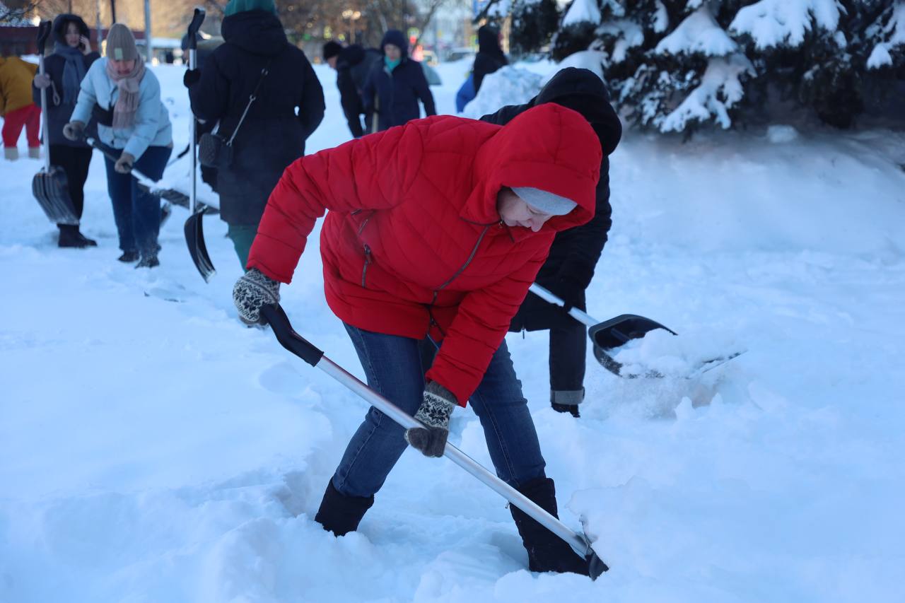 На улице Ворошилова у Детской поликлиники стартовал областной партийный субботник Единой России На улице Ворошилова у Детской поликлиники стартовал областной партийный субботник Единой России
