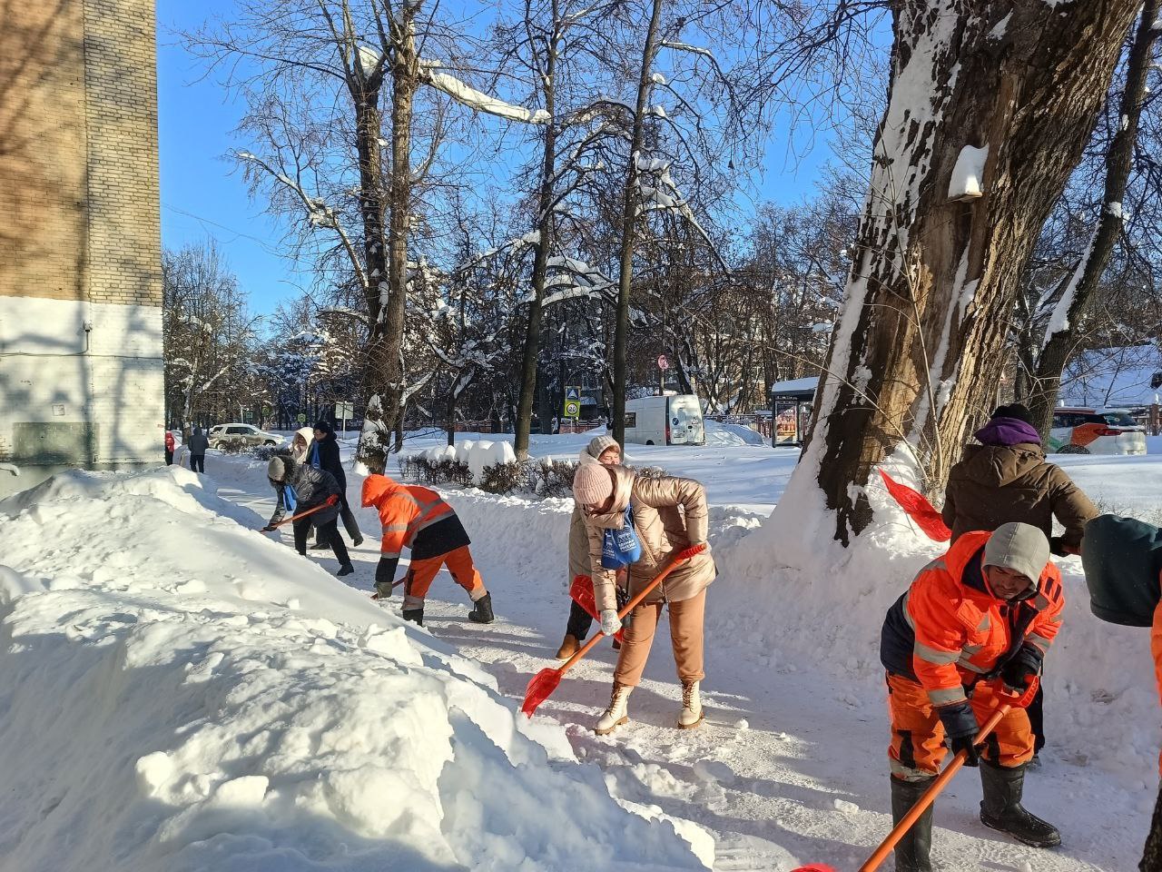 Особое внимание в ходе субботника активисты Единой России уделили социальным объектам Особое внимание в ходе субботника активисты Единой России уделили социальным объектам