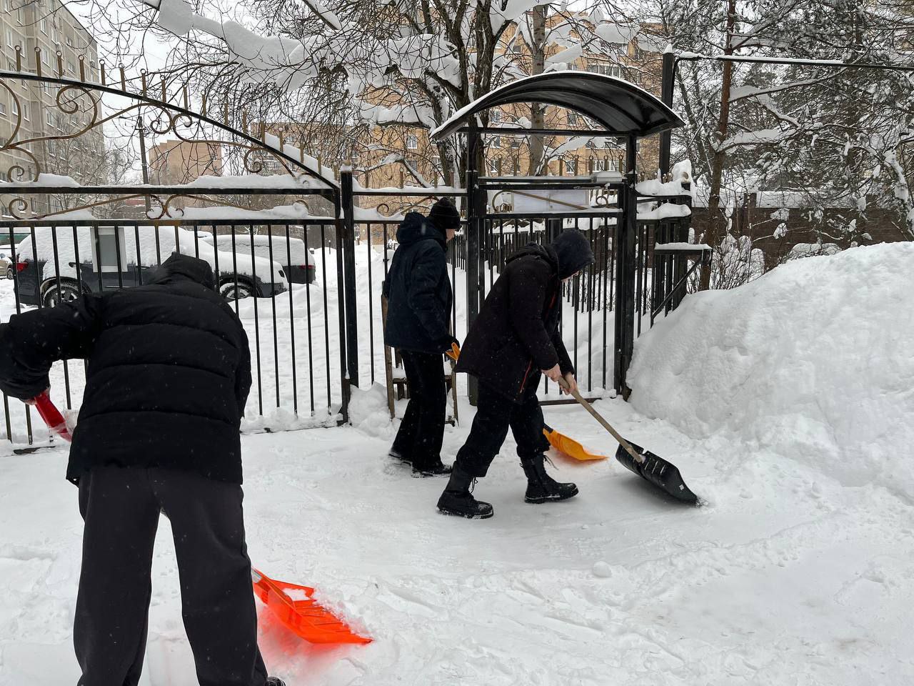 Снежный десант Раменского колледжа на защите социальных объектов