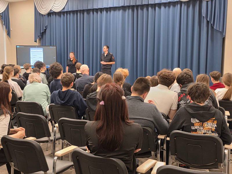 В Опалиховской школе (г. Красногорск) транспортные полицейские ЦФО вместе с нашим земляком, четырехкратным чемпионом мира по паравелоспорту Алексеем Обыденновым, провели профилактическую встречу для учащихся 8–9 классов В Опалиховской школе (г. Красногорск) транспортные полицейские ЦФО вместе с нашим земляком, четырехкратным чемпионом мира по паравелоспорту Алексеем Обыденновым, провели профилактическую встречу для учащихся 8–9 классов