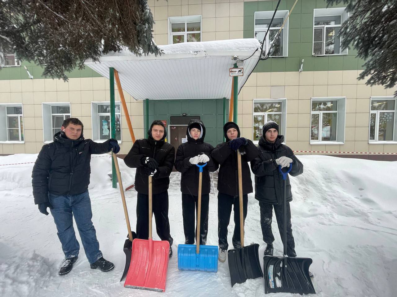 Снежный десант Раменского колледжа на защите социальных объектов Снежный десант Раменского колледжа на защите социальных объектов