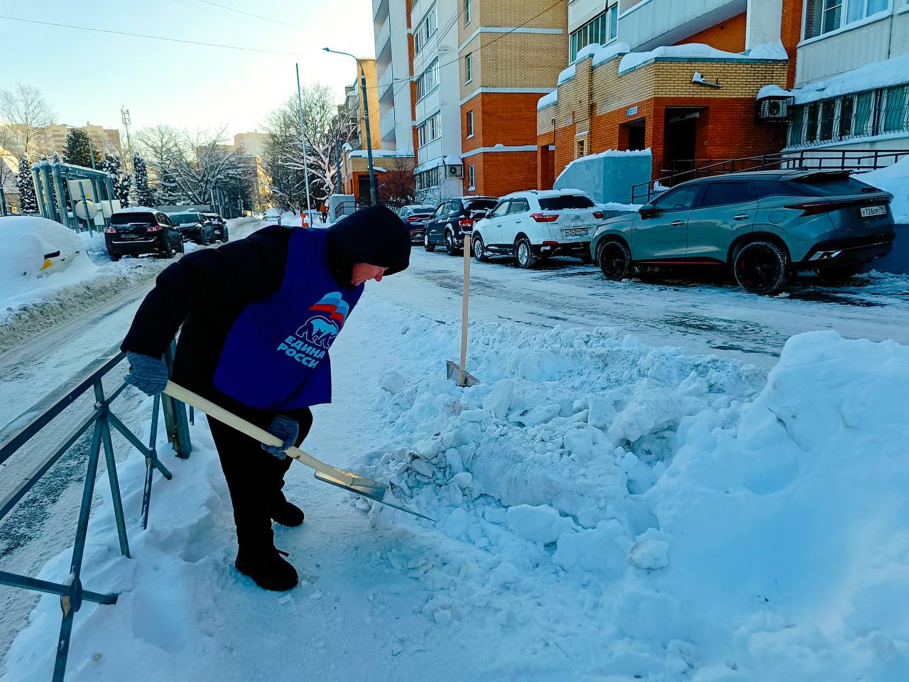 Депутаты и жители города вышли на субботник Депутаты и жители города вышли на субботник