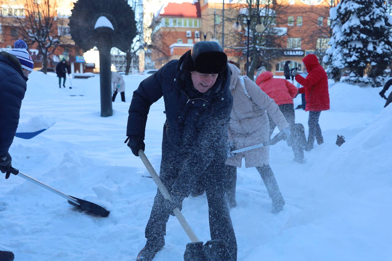 На улице Ворошилова у Детской поликлиники стартовал областной партийный субботник Единой России На улице Ворошилова у Детской поликлиники стартовал областной партийный субботник Единой России
