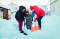 Утренняя зарядка с лопатой на свежем морозном воздухе – отличное начало субботнего дня!
