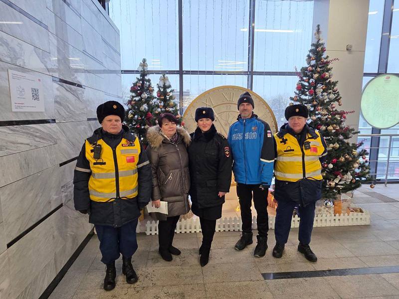 В Опалиховской школе (г. Красногорск) транспортные полицейские ЦФО вместе с нашим земляком, четырехкратным чемпионом мира по паравелоспорту Алексеем Обыденновым, провели профилактическую встречу для учащихся 8–9 классов