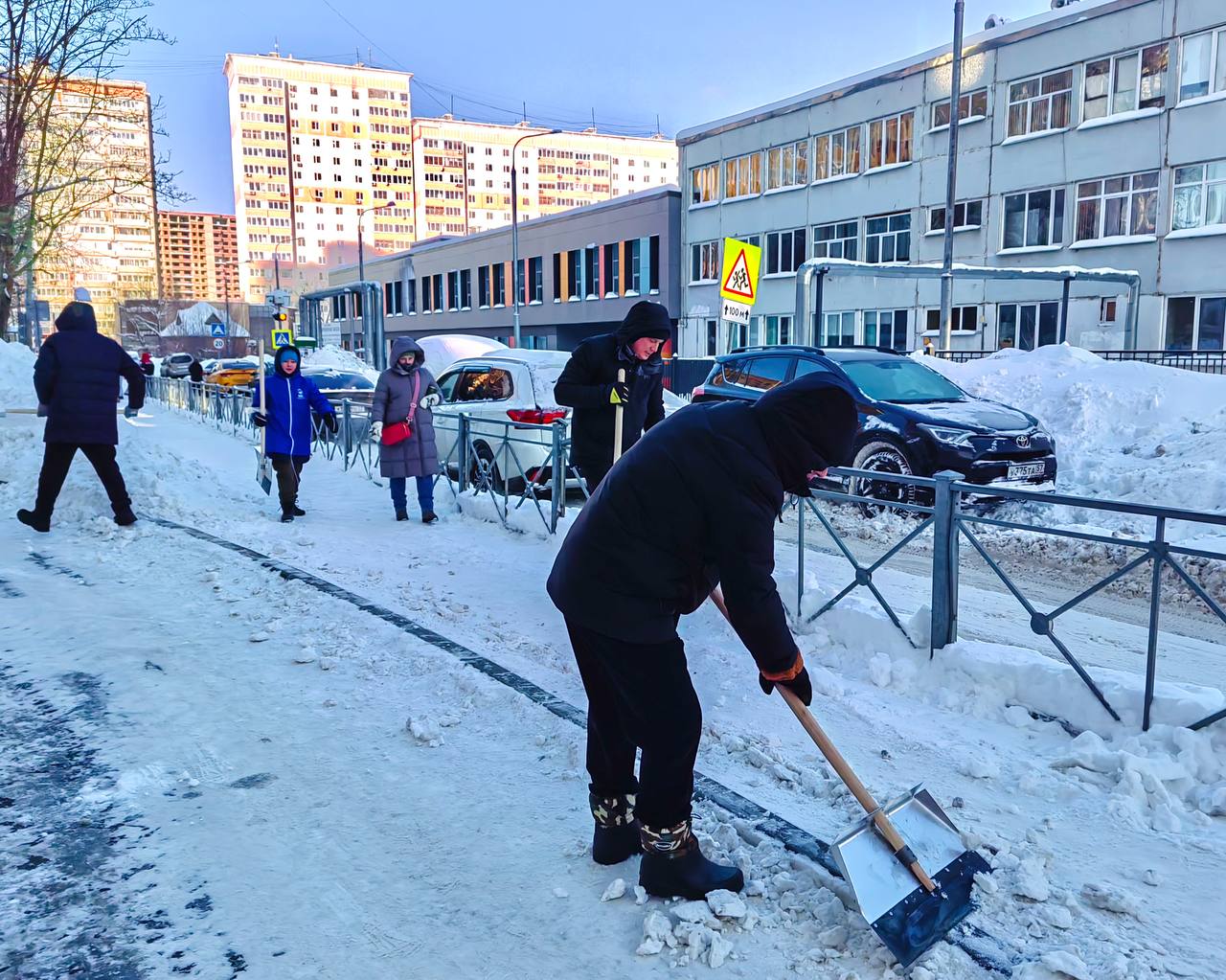 Депутаты и жители города вышли на субботник Депутаты и жители города вышли на субботник