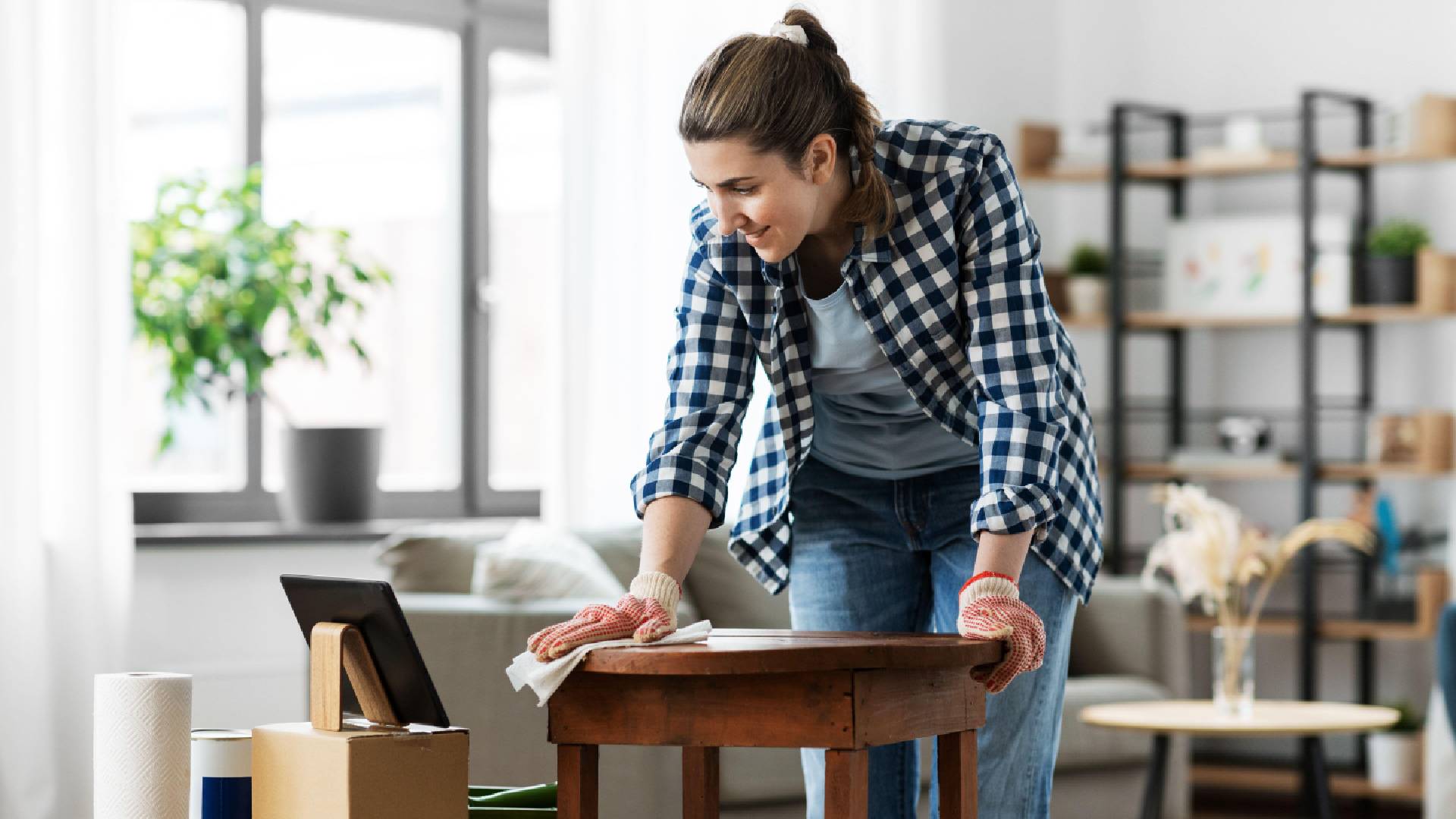 Пятна от кружек — больше не проблема: сотрете с деревянной мебели простым средством