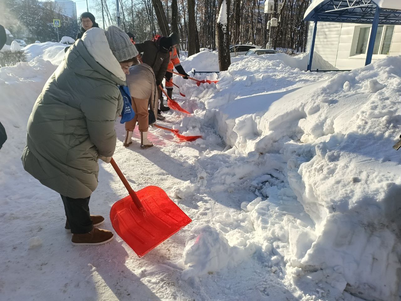 Особое внимание в ходе субботника активисты Единой России уделили социальным объектам Особое внимание в ходе субботника активисты Единой России уделили социальным объектам