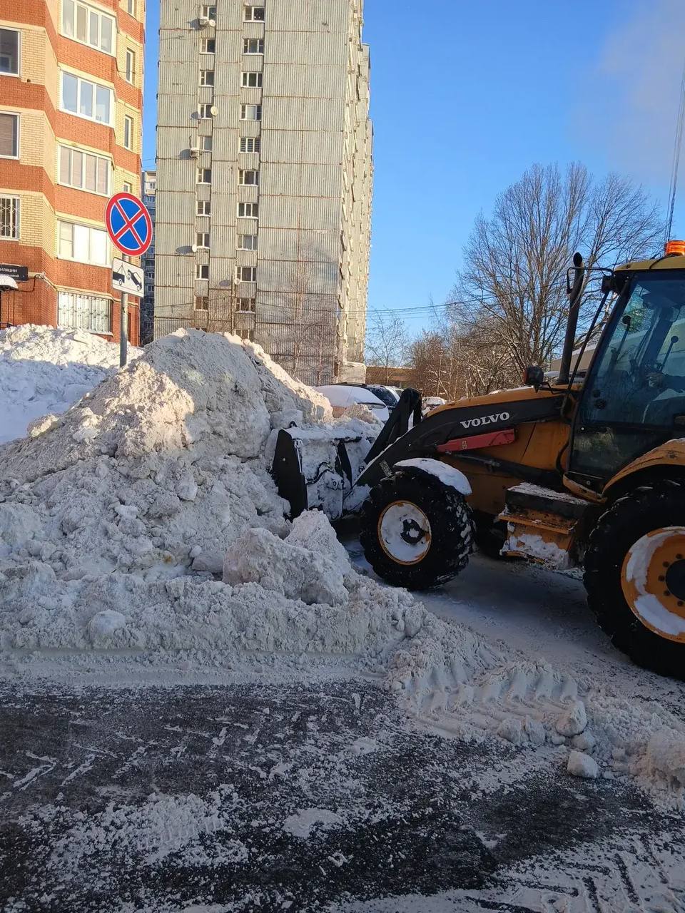 Коммунальщики Химок убирают дороги и улицы города Коммунальщики Химок убирают дороги и улицы города