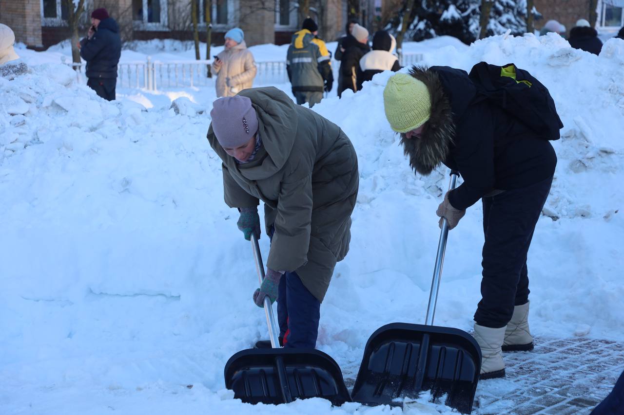 На улице Ворошилова у Детской поликлиники стартовал областной партийный субботник Единой России На улице Ворошилова у Детской поликлиники стартовал областной партийный субботник Единой России