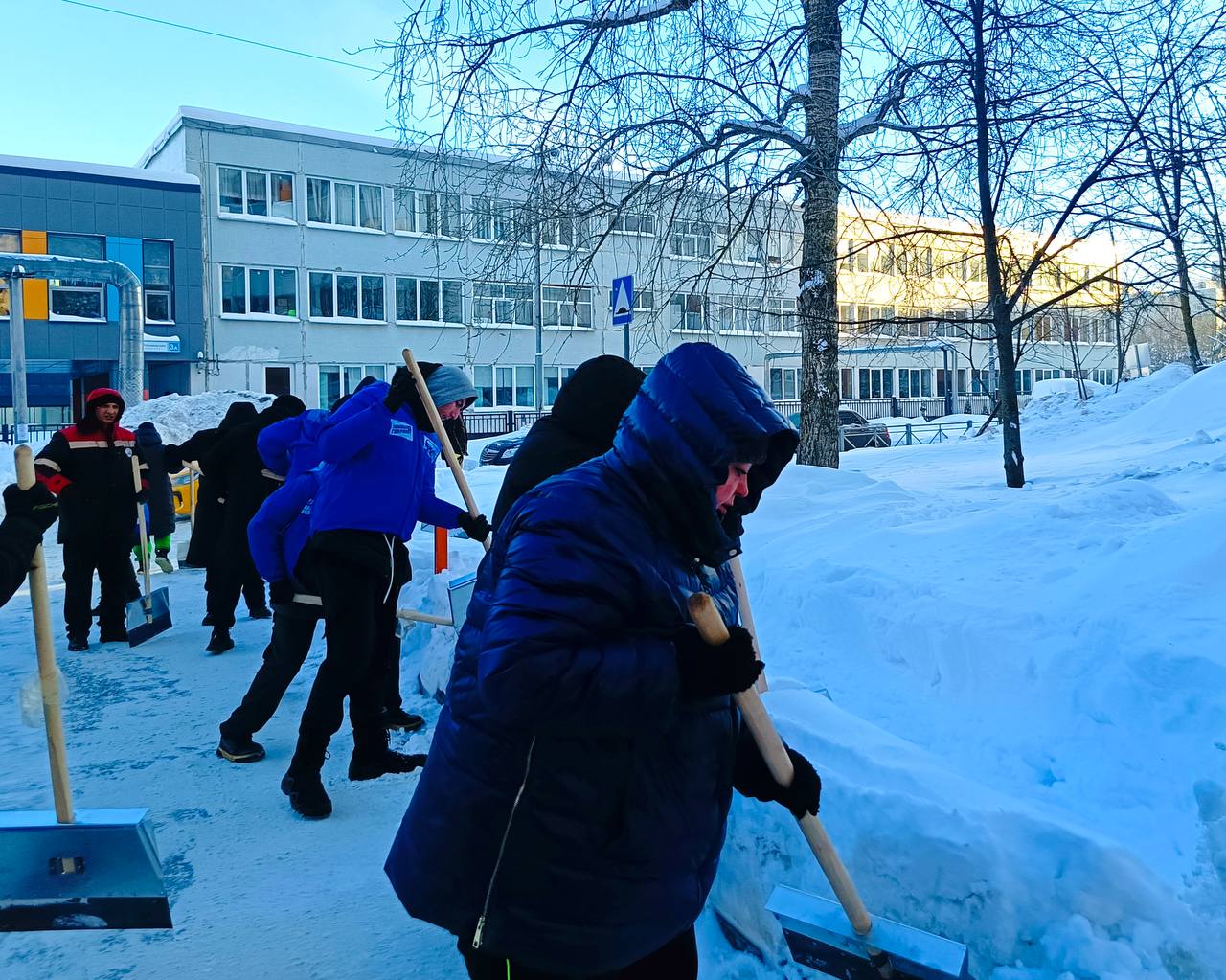 Депутаты и жители города вышли на субботник Депутаты и жители города вышли на субботник