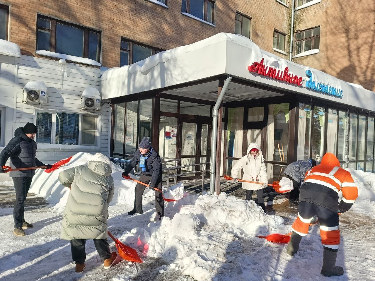 Особое внимание в ходе субботника активисты Единой России уделили социальным объектам