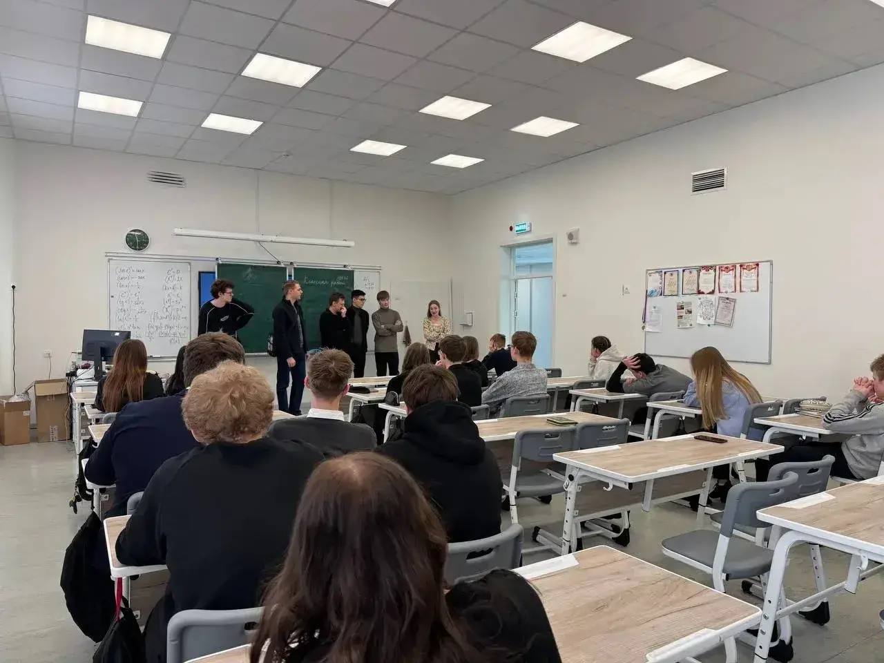 30 января в нашей школе прошла удивительная встреча с выпускниками 2025 года, которые пришли к учащимся 10-11 классов