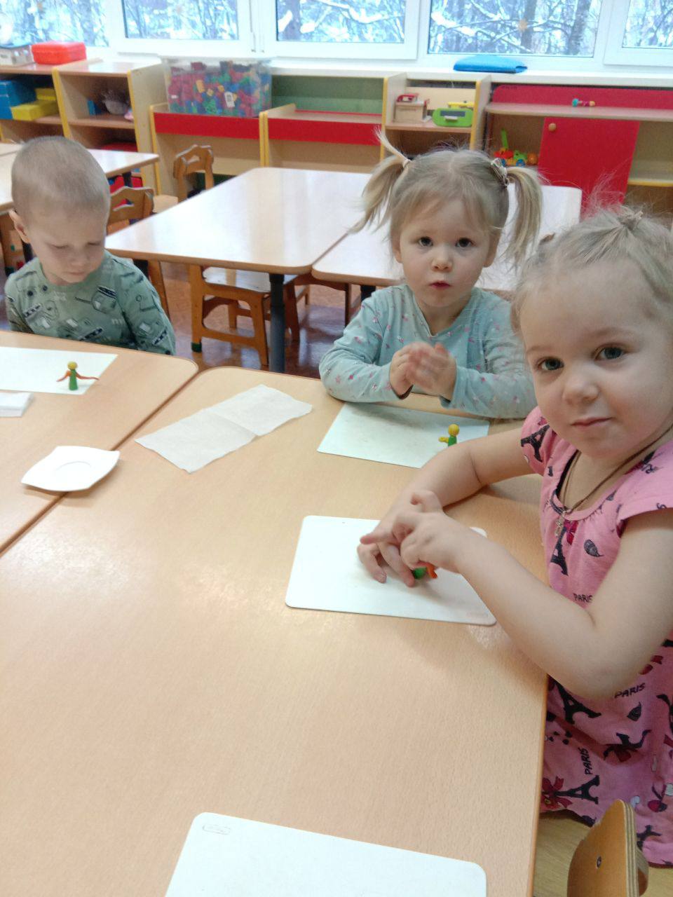 «Маленькие куколки гуляют на снежной поляне» - веселое занятие по лепке с детьми младшего возраста МБОУ гимназии N2 (дошкольное отделение)