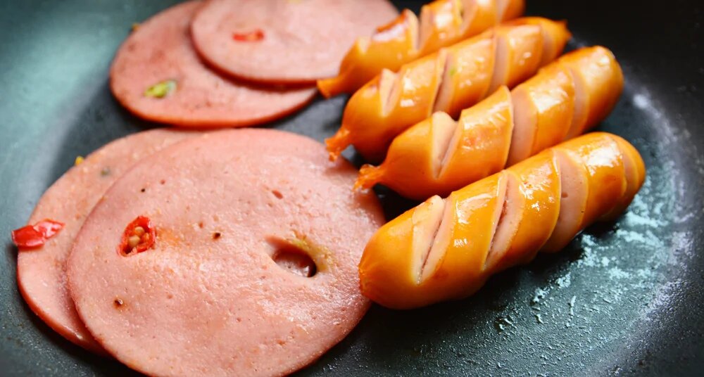 Почему колбаса искривляется при жарке: секреты от шефа