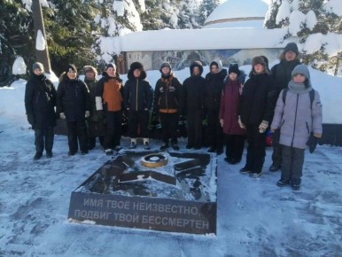 Учащиеся военно-патриотического клуба «Слава» МОУ ДО «Центр внешкольной работы» провели выездную акцию, наведя порядок на территории мемориального комплекса «Слава» в деревне Станки