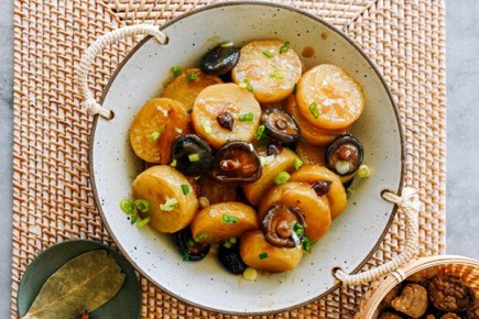 Тушёная редька дайкон с грибами шиитаке — истинное умами в каждой тарелке