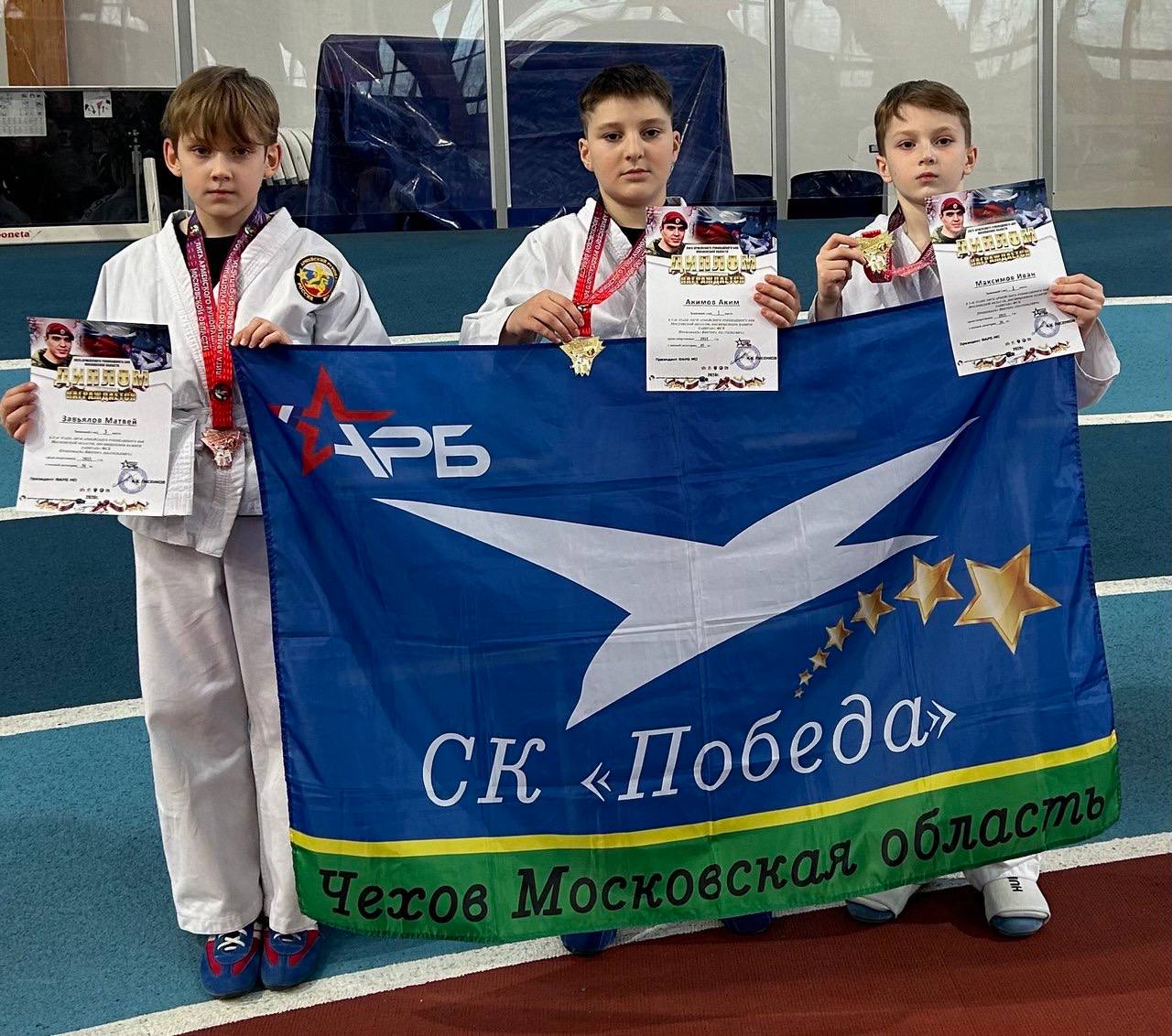 КОМПЛЕКТ НАГРАД НА ОБЛАСТНЫХ СОРЕВНОВАНИЯХ У СПОРТСМЕНОВ ИЗ ЧЕХОВА КОМПЛЕКТ НАГРАД НА ОБЛАСТНЫХ СОРЕВНОВАНИЯХ У СПОРТСМЕНОВ ИЗ ЧЕХОВА