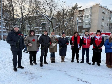2 февраля в Жуковском, у памятника легендарному летчику-испытателю Валерию Чкалову, состоялось памятное возложение цветов, инициаторами которого выступили представители активной молодежи