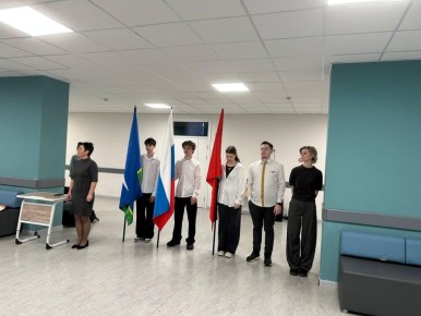 Понедельник 2 февраля встречает нас еженедельной торжественной линейкой с поднятием флага и гимном