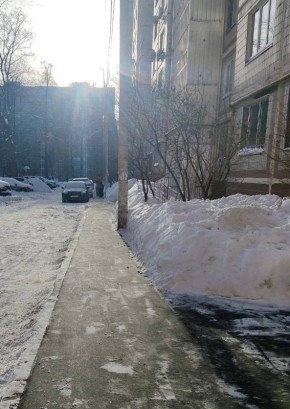 Работы продолжаются! Наши дворники расчищают входные группы и пешеходные тропинки