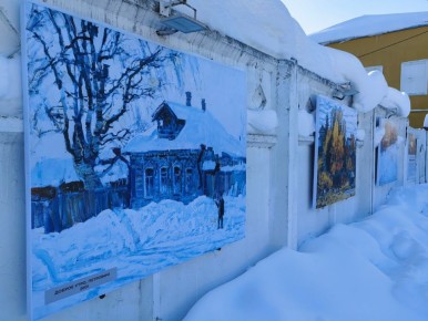 В историческом центре Коломны на улице Яна Грунта начала работу выставка под открытым небом «Живописец радости»