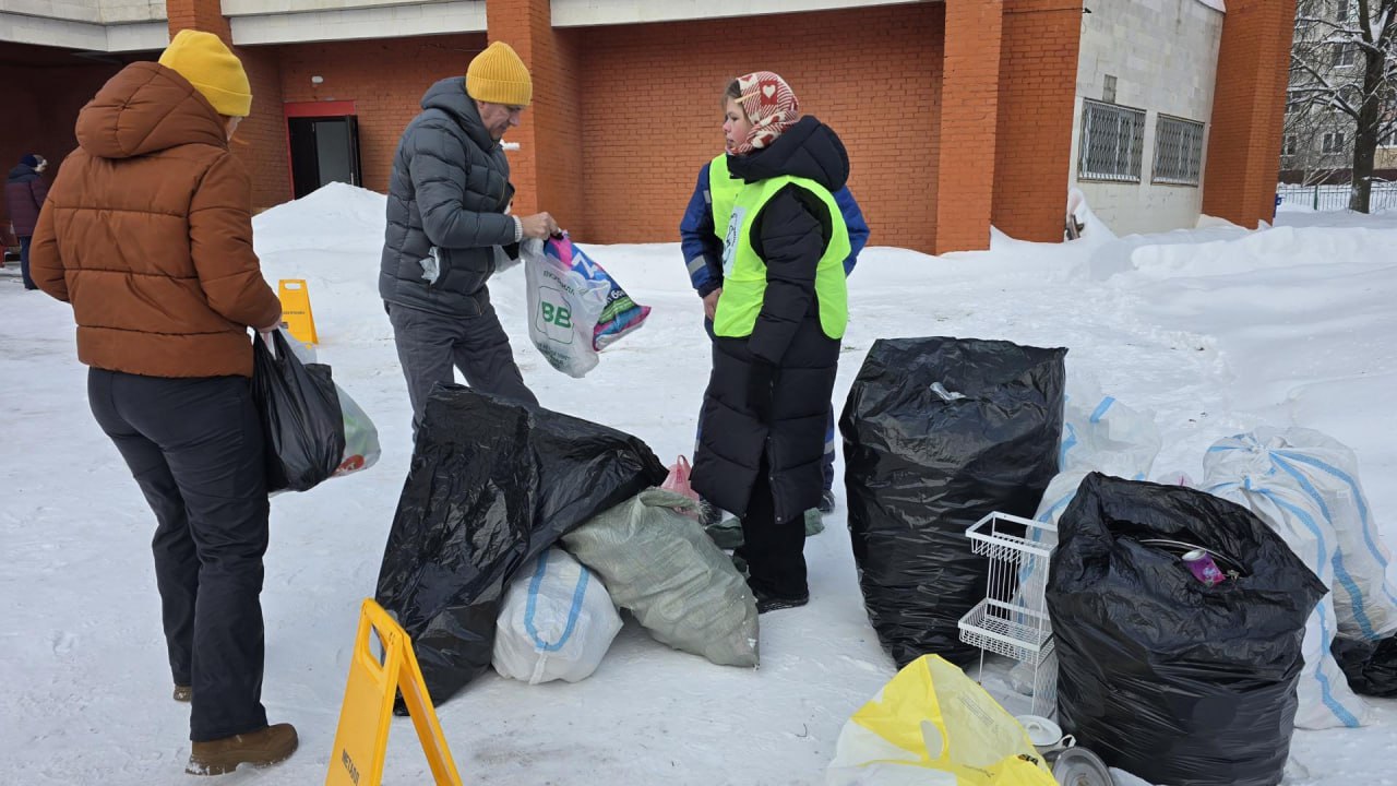 У Молодёжного центра «Русь» в прошлые выходные было очень оживлённо - коломенцы открыли новый экологический сезон, организовав сбор вторсырья У Молодёжного центра «Русь» в прошлые выходные было очень оживлённо - коломенцы открыли новый экологический сезон, организовав сбор вторсырья