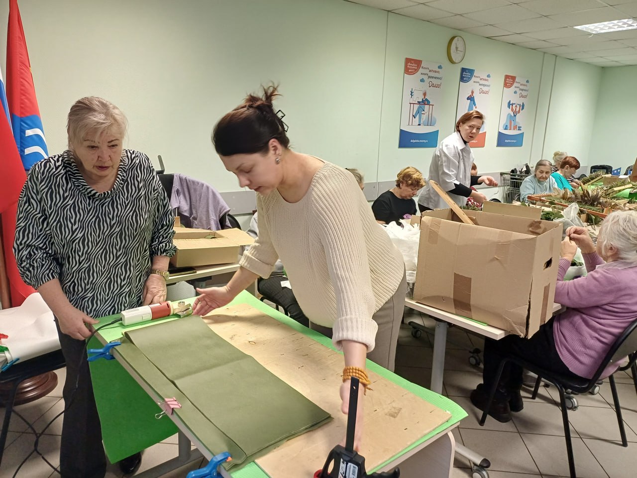 «Серебряные» волонтёры осваивают новые технологии создания маскировочных изделий «Серебряные» волонтёры осваивают новые технологии создания маскировочных изделий