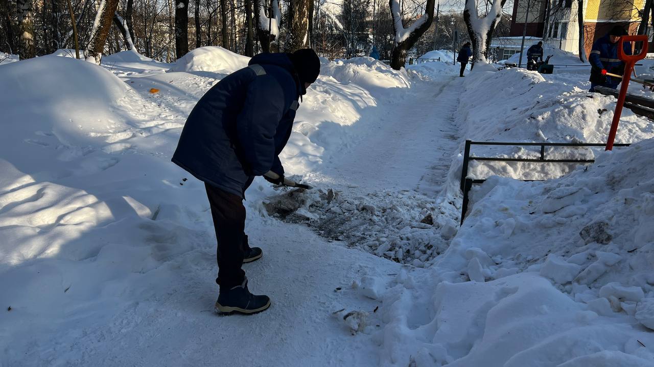 Дворы в Новых Химках расчищают от снега Дворы в Новых Химках расчищают от снега