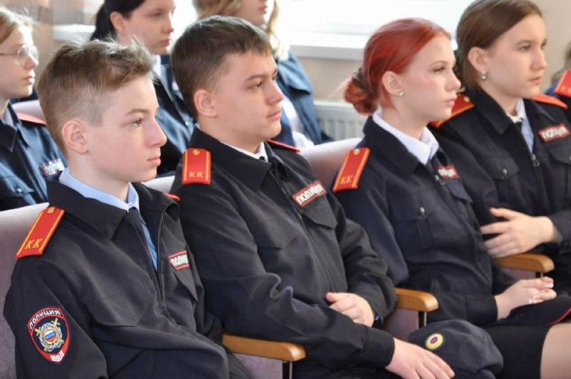Кадетам Домодедово рассказали о службе в полиции во время экскурсии в УМВД Кадетам Домодедово рассказали о службе в полиции во время экскурсии в УМВД