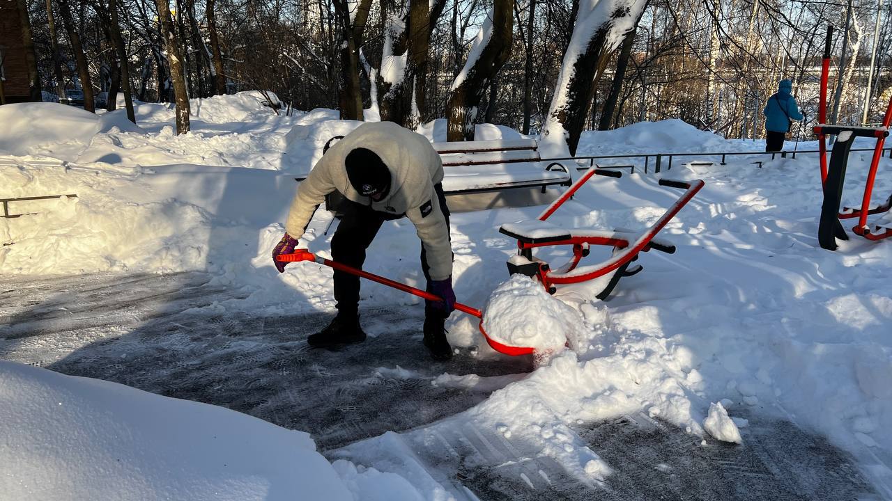 Дворы в Новых Химках расчищают от снега Дворы в Новых Химках расчищают от снега