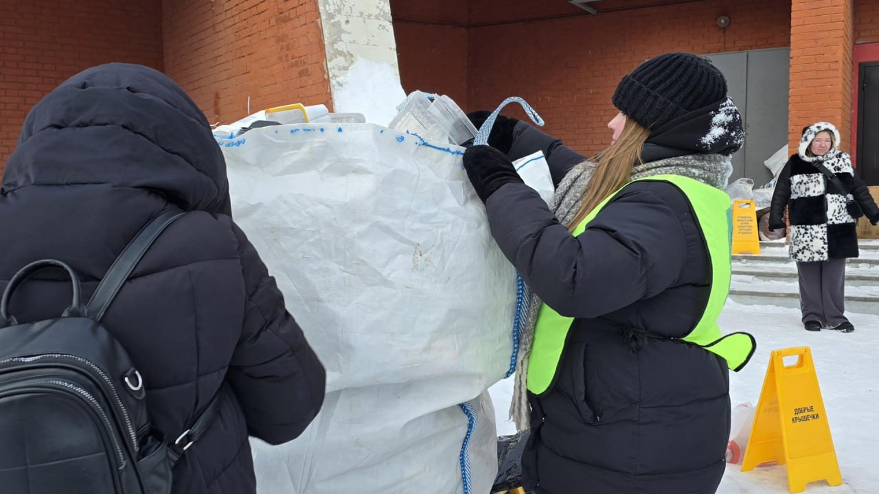 У Молодёжного центра «Русь» в прошлые выходные было очень оживлённо - коломенцы открыли новый экологический сезон, организовав сбор вторсырья У Молодёжного центра «Русь» в прошлые выходные было очень оживлённо - коломенцы открыли новый экологический сезон, организовав сбор вторсырья