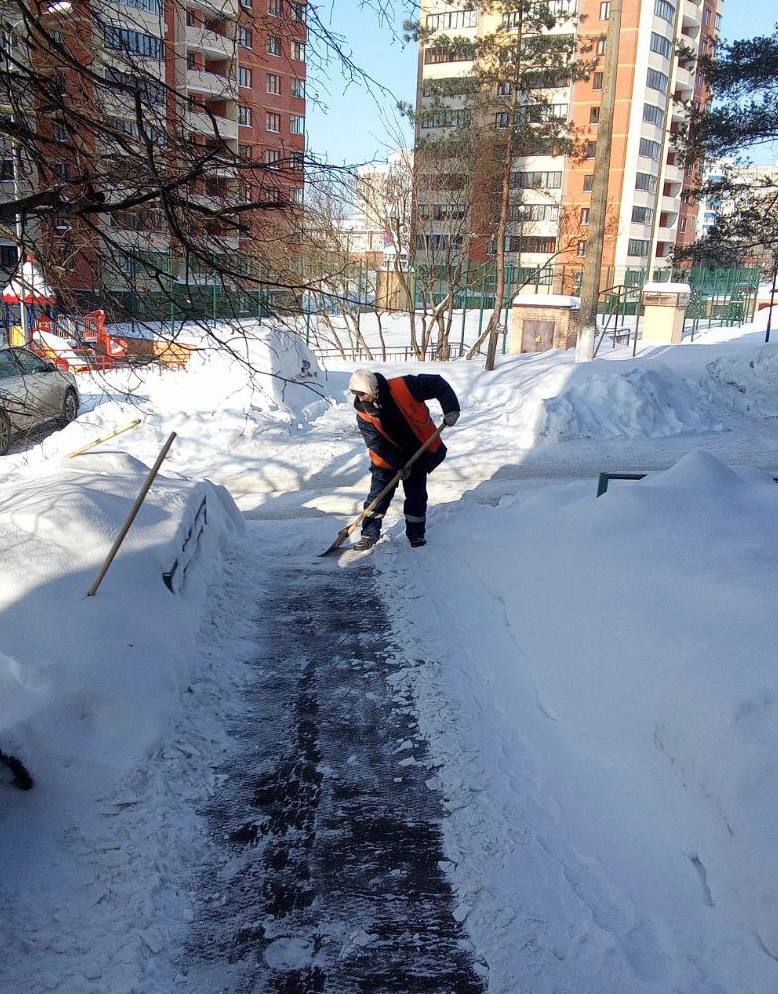 Продолжаем уборку улиц нашего города Продолжаем уборку улиц нашего города