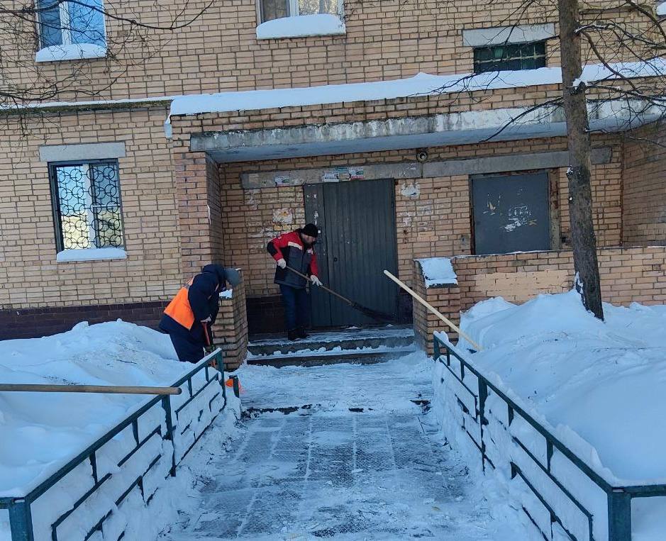 Продолжаем уборку улиц нашего города Продолжаем уборку улиц нашего города