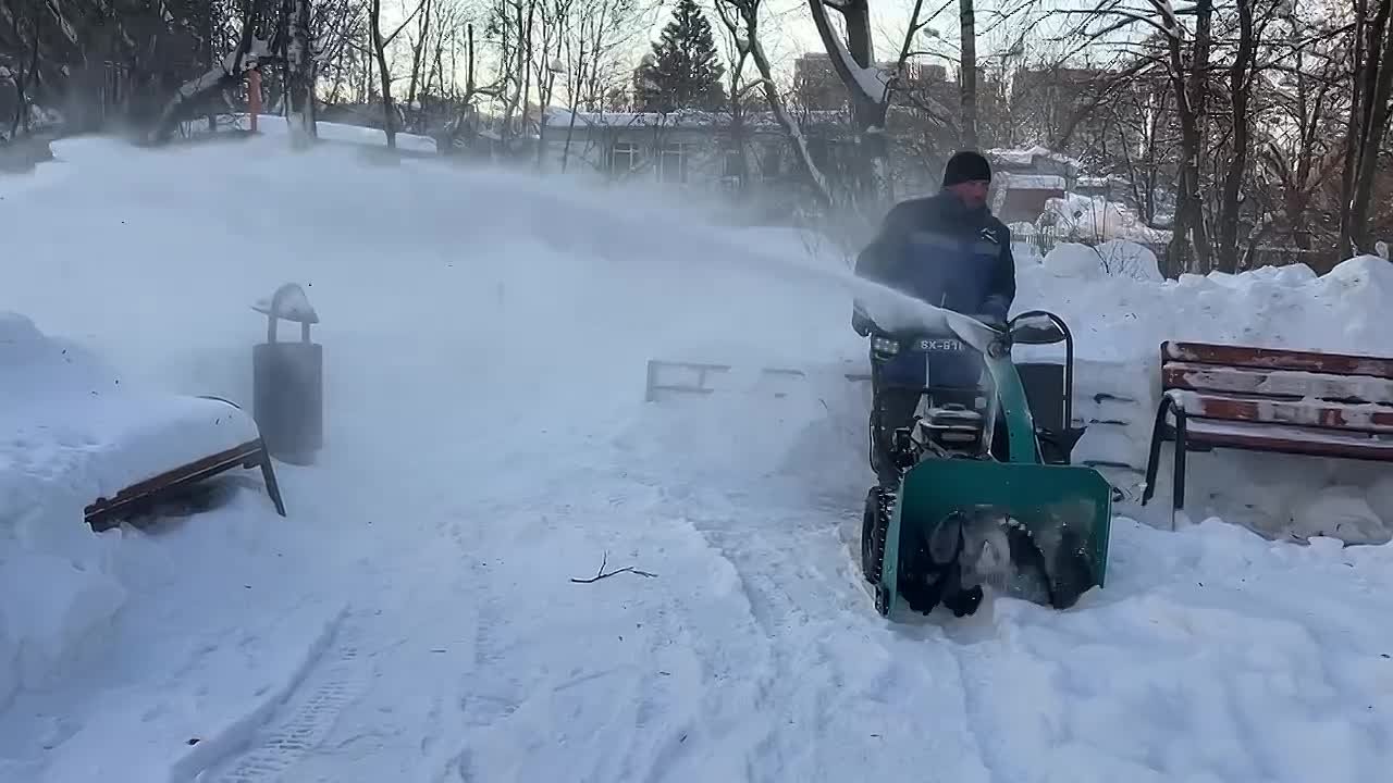 Дворы в Новых Химках расчищают от снега