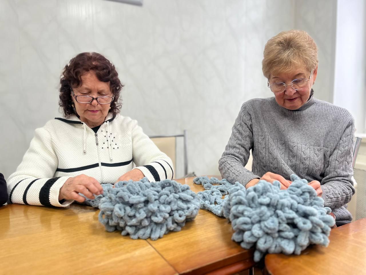 Тепло для героя: Пушкинские долголеты подарили частичку тепла и заботы участникам СВО Тепло для героя: Пушкинские долголеты подарили частичку тепла и заботы участникам СВО