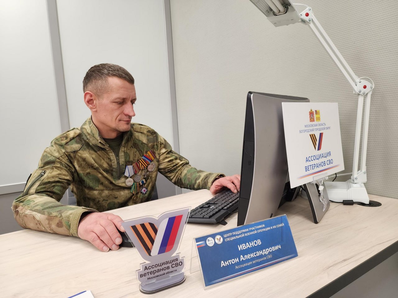 Антон Иванов, бывший начальник второго караула пожарно-спасательной части № 259 прошел путь от спасения людей в горящих зданиях до помощи ветеранам СВО в возвращении к мирной жизни