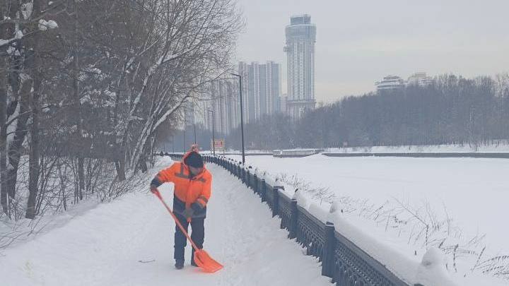 В Химках продолжают уборку общественных пространств В Химках продолжают уборку общественных пространств